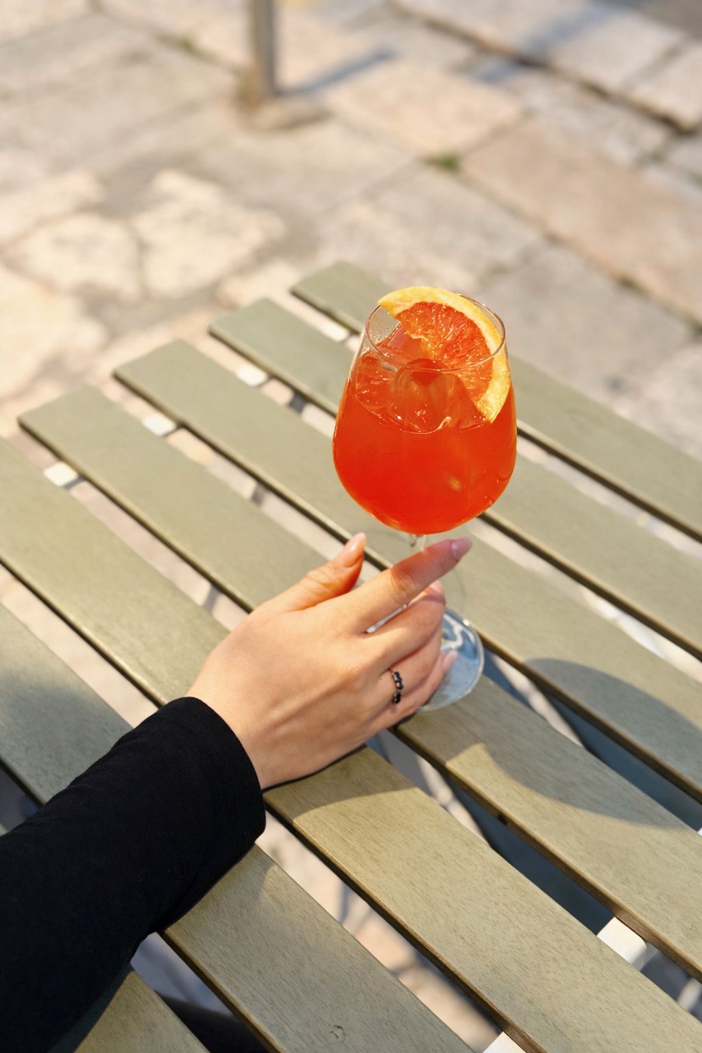Cocktail arancione servito in calice